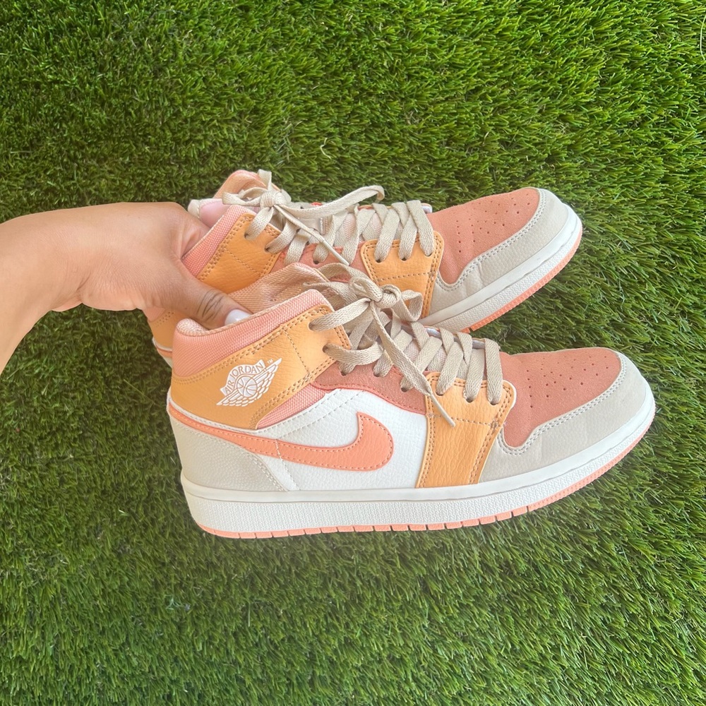 Women Jordan 1 Mid